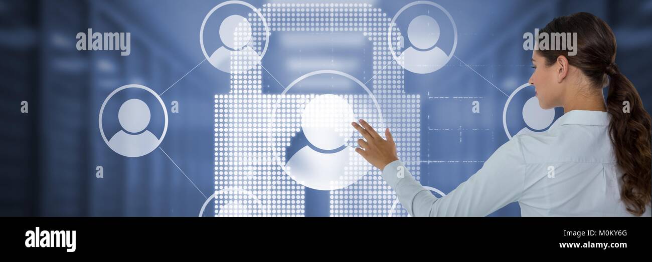 Donna toccando l'interfaccia utente Foto Stock