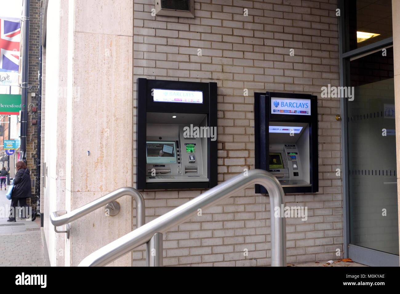 Barclays automatic teller machine al di fuori della banca in Brentwood Essex REGNO UNITO. Foto Stock