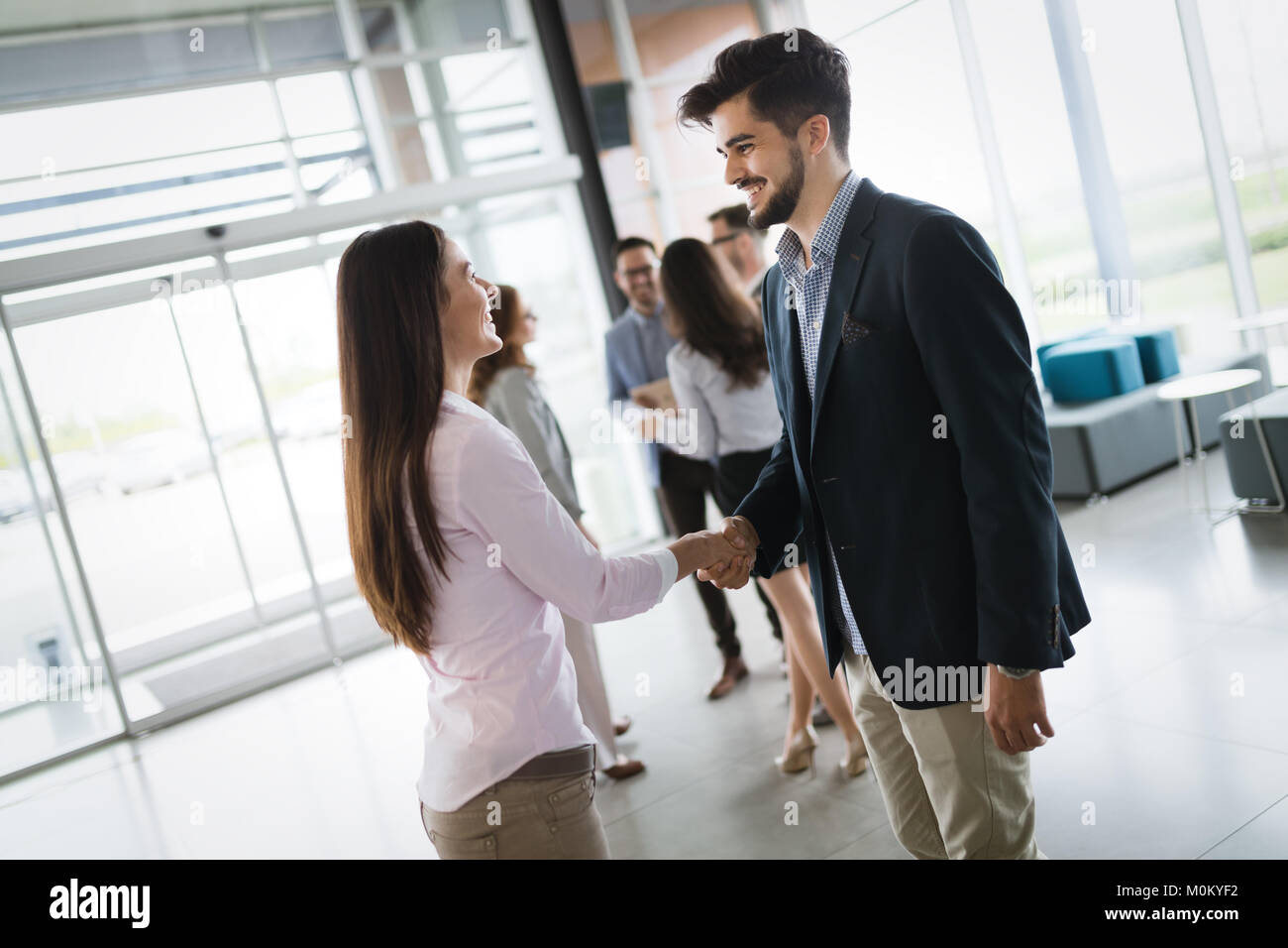 Business agitando la mano con un client Foto Stock