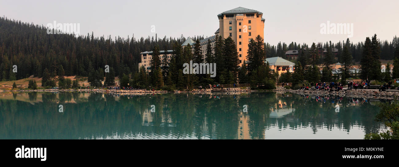 Il Fairmont Chateau Hotel, Lago Louise, il Parco Nazionale di Banff, Sito Patrimonio Mondiale dell'UNESCO, montagne rocciose, Alberta, Canada. Foto Stock