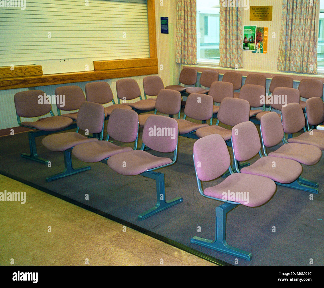 Vuoto in sala d'attesa in un NHS Hospital di Londra, Inghilterra Foto Stock