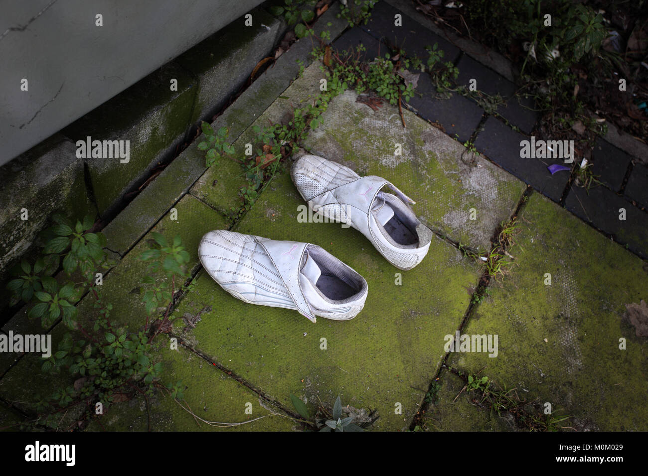 Coppia di scarpe bianche di Londra, Inghilterra, Gran Bretagna Foto Stock