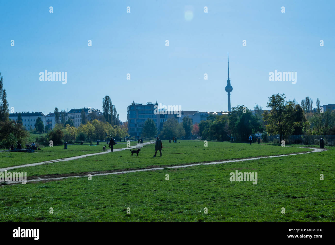Lo Skyline di Berlino e vuoto park, presa su feriale mauerpark Foto Stock