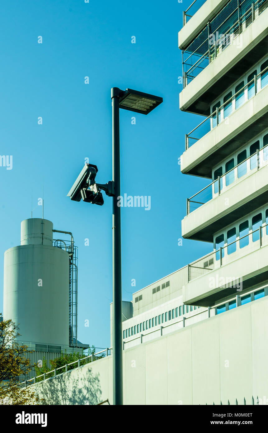 Videocamera di sorveglianza e concetto di sicurezza - Sorveglianza telecamera TVCC in pole in fabbrica industriale con copyspace, utilizzare per videocamera di sorveglianza e secu Foto Stock