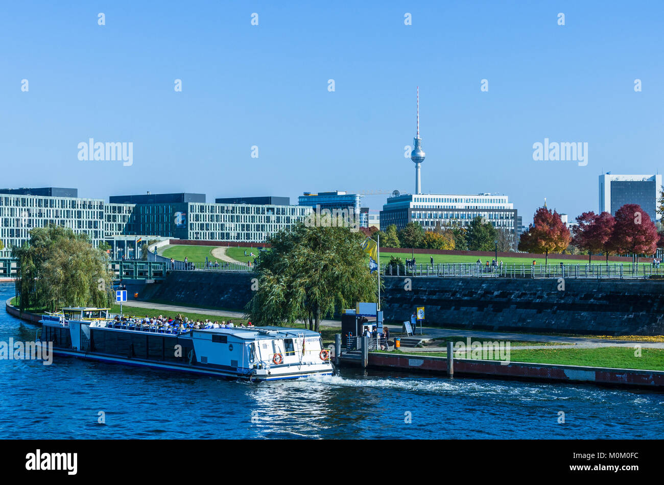 Gita in barca sul fiume Sprea a Berlino con il panorama della città in background. Utilizzare per il tedesco stagione travel marketing. Foto Stock