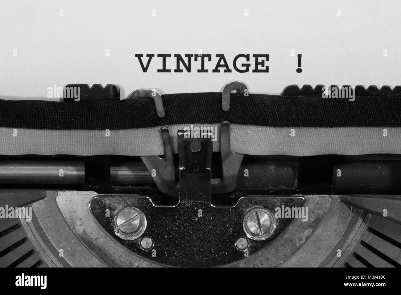 VINTAGE scritto con la vecchia macchina da scrivere sul foglio bianco Foto Stock