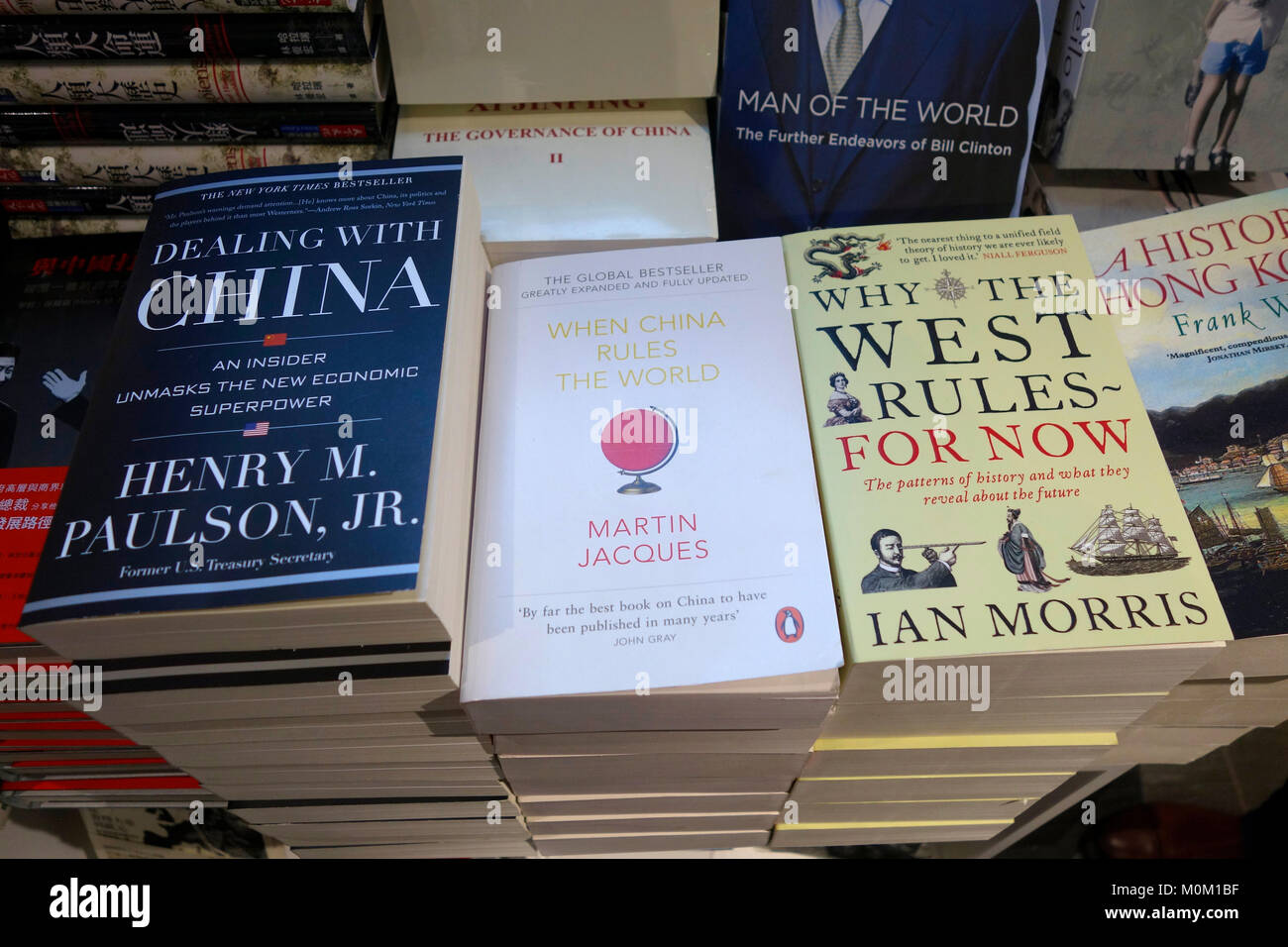 Libri in inglese che spiegano la Cina moderna in vendita in una libreria all'aeroporto di Hong Kong Cina Foto Stock