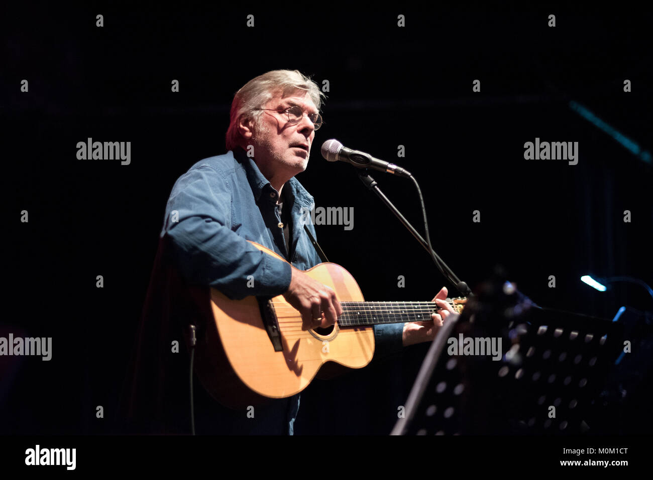 Steve Tilston esegue in un concerto tributo alla fine Dave 'Swarb' Swarbrick, traffici Club, Hebden Bridge, West Yorkshire, Regno Unito. 18 gennaio, 2018. Foto Stock