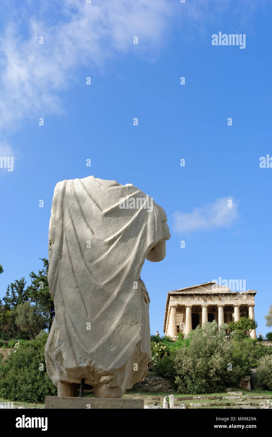 La statua di fronte al Tempio di Efesto o Hephaisteion Foto Stock