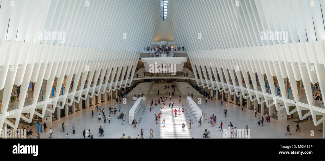 La gente a piedi attraverso lo spazio aperto dell'occhio al World Trade Center Hub di trasporto, New York New York Foto Stock