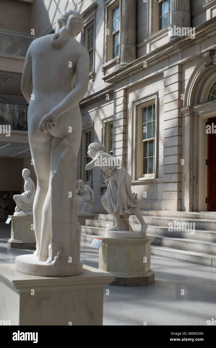 Vista piena di Nydia, ciechi fiore ragazza di Pompei in piedi in piscina giardino di sculture, Metropolitan Museum of Art di New York City , New York Foto Stock