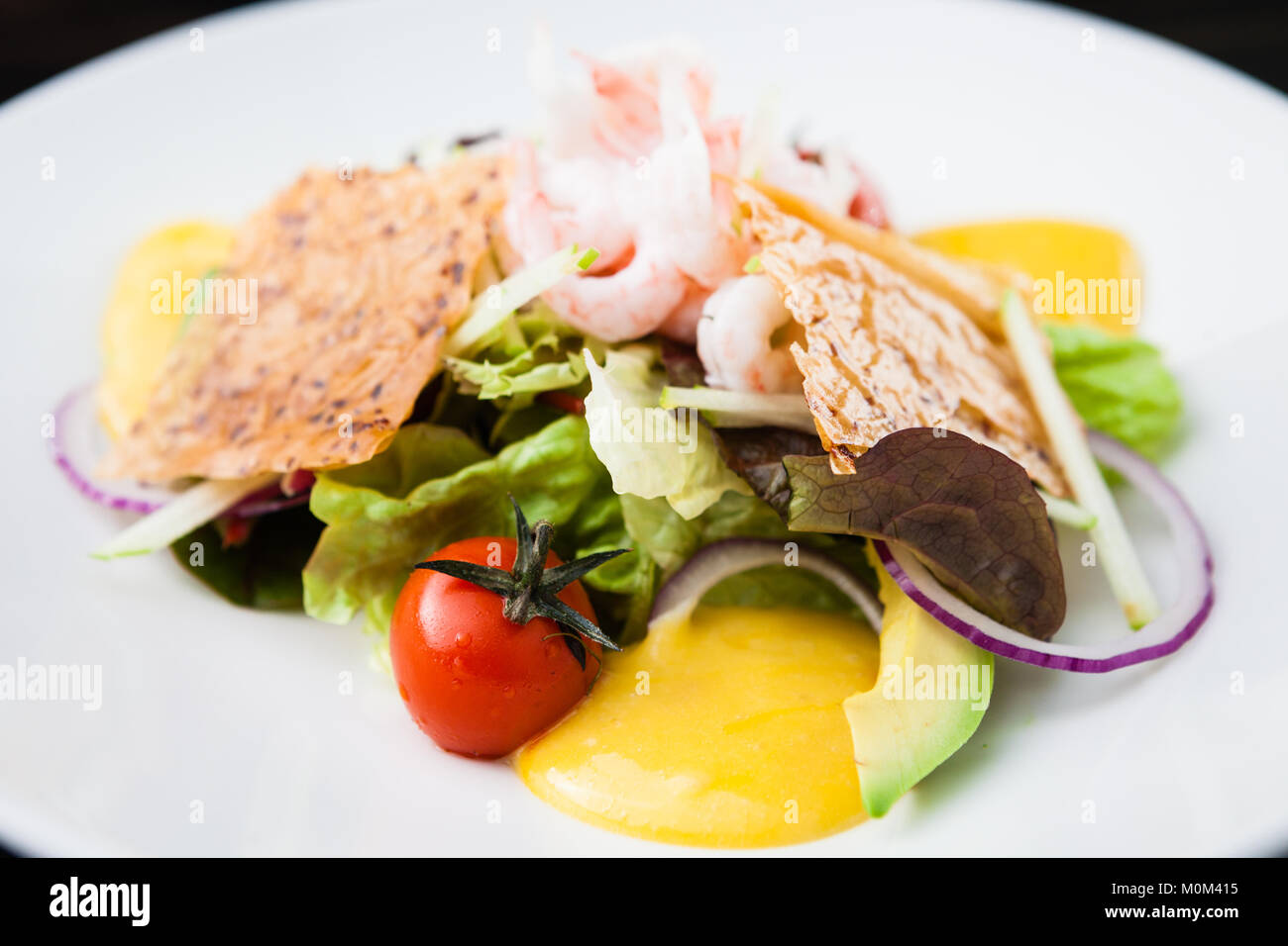 Insalata di gamberetti con salsa Foto Stock