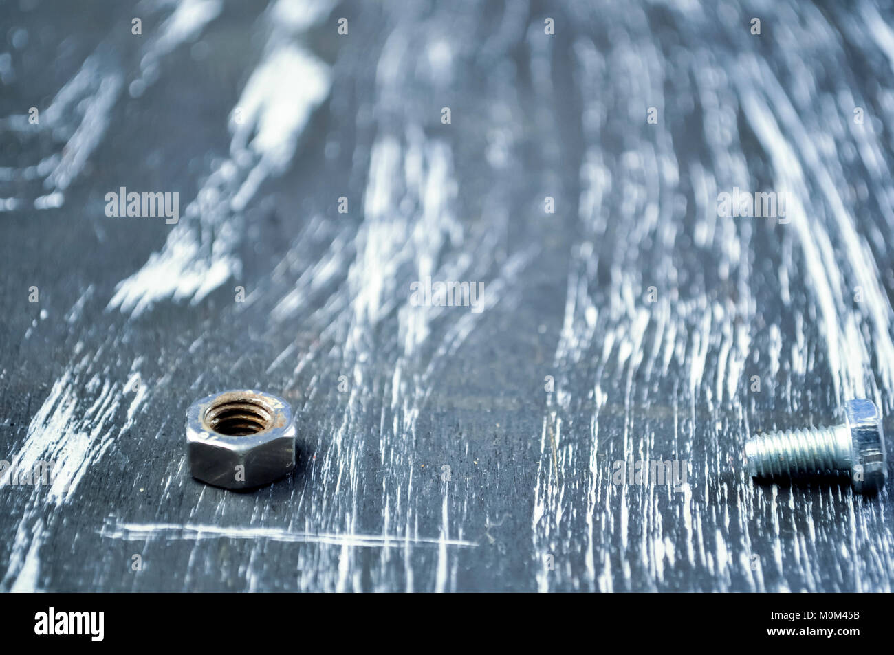 Dadi per le riparazioni che giace su di un tavolo di legno. Foto Stock