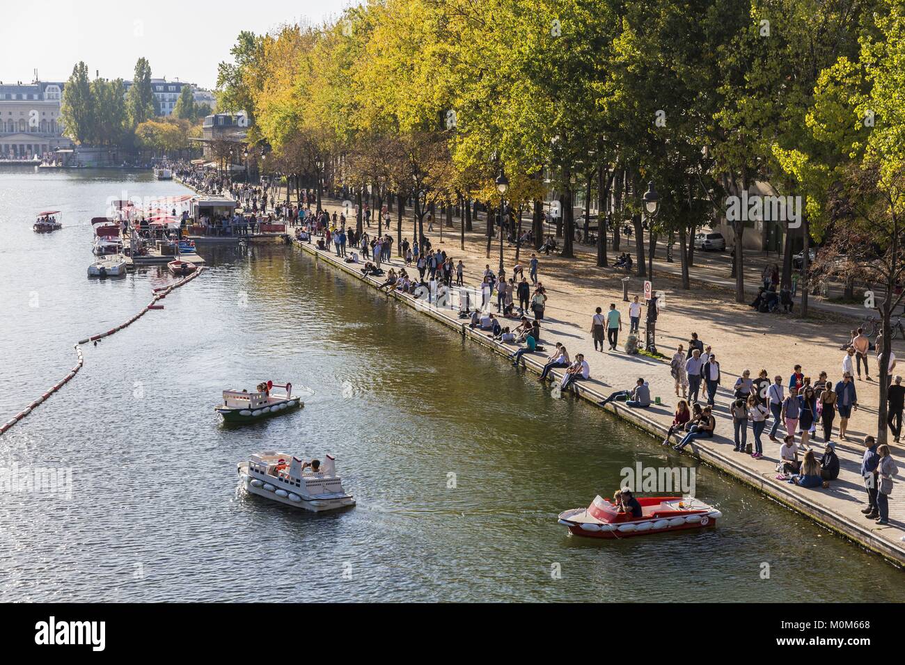 Francia,Parigi,Bassin de la Villette,il più grande corpo idrico artificiale  a Parigi,che collega il Canal de l'Ourcq Canal Saint-Martin,crociera sui  canali e barche per bambini quay della Senna Foto stock - Alamy