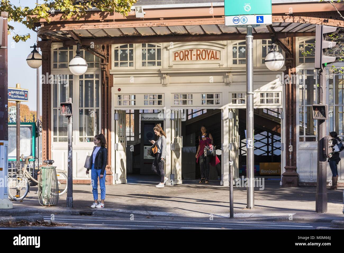 Francia,Parigi,esterno del Port Royal Metro a Montparnasse nel XIV arrondissement,boulevard di Port Royal Foto Stock