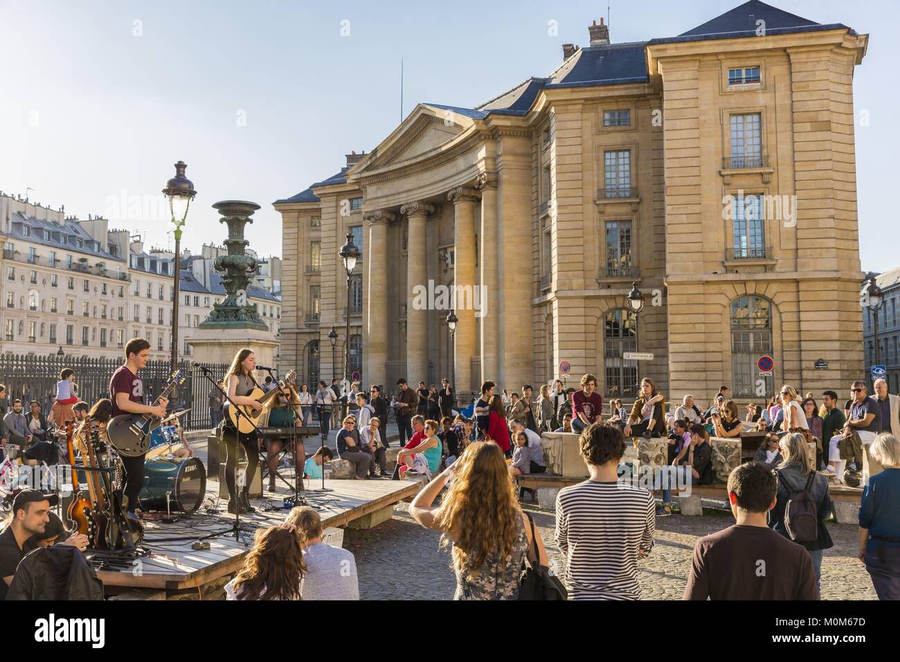 Francia, Parigi, il Quartiere Latino,place du Panthéon,concerto di fronte all'università di Parigi Pantheon Sorbonne di destra Foto Stock