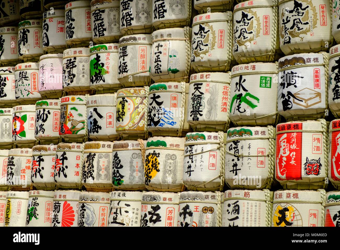 Giappone,Honshu island,Kanto regione,Tokyo,zona di Shibuya,Harajuku,Meiji Jingu temple,barili di sake Foto Stock