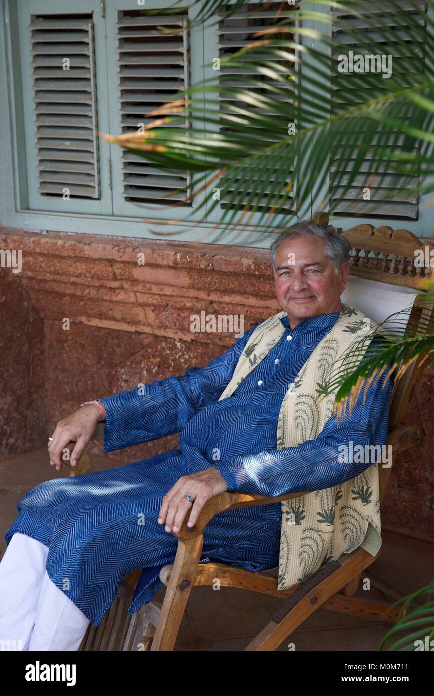L'India,Goa,Coco Beach,Richard Holkar,figlio del maharadjah di Indore,salotto in una sedia nel suo hotel di lusso Ahilya dal mare Foto Stock