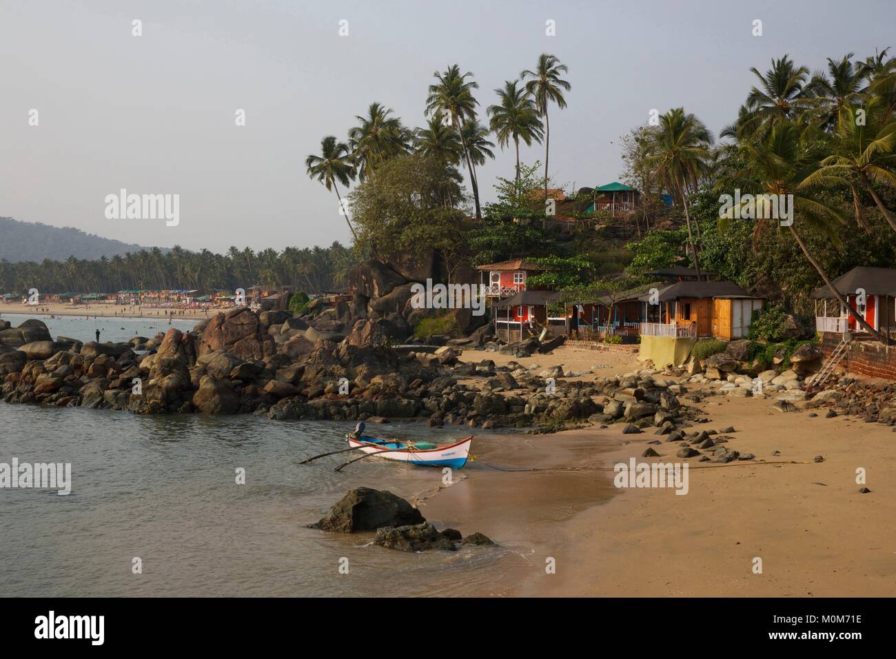L'India,Goa,Palolem,barca e case colorate di fronte Colom spiaggia vicino Palolem beach Foto Stock