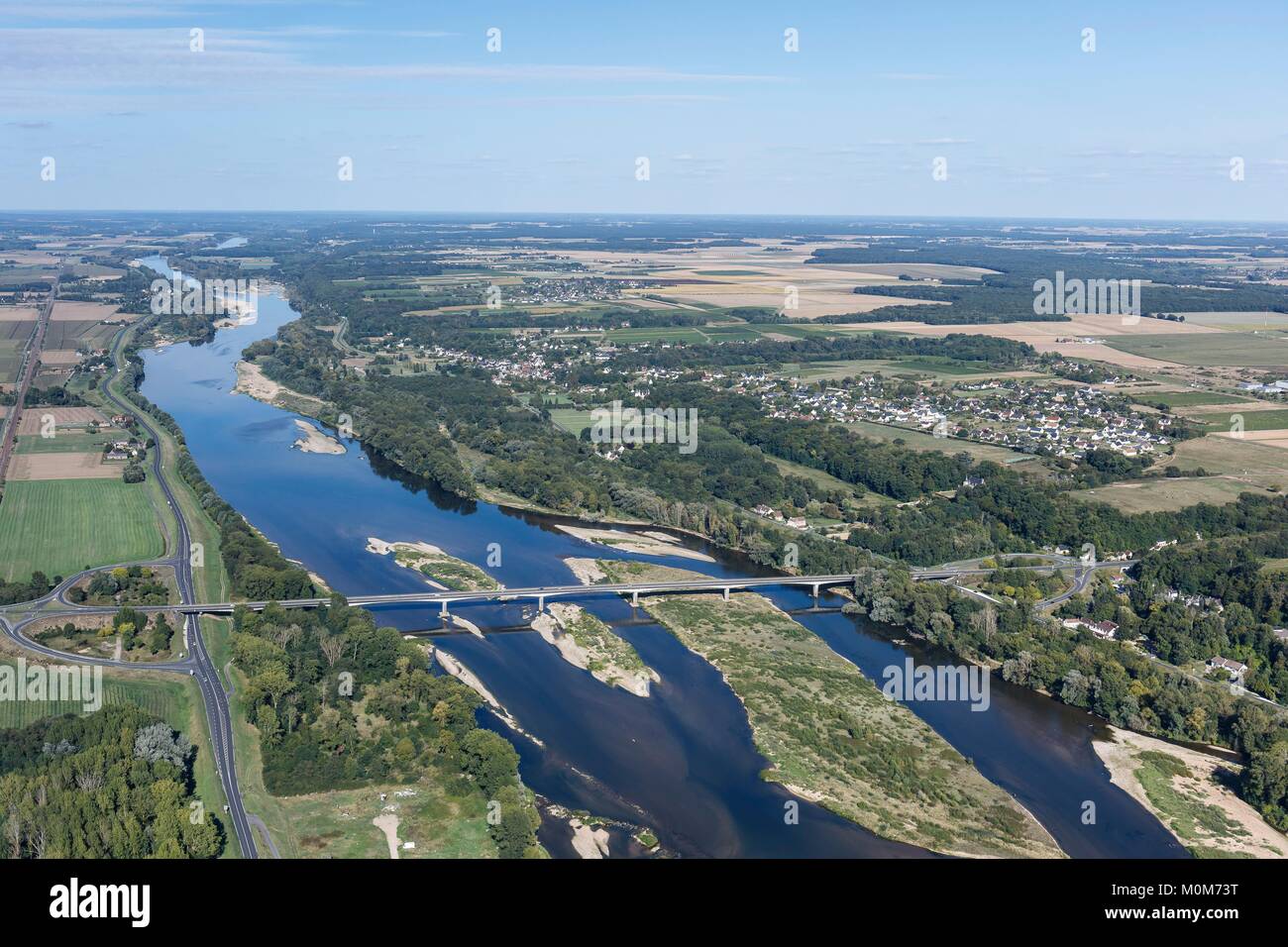 Francia,Indre et Loire,della Valle della Loira sono classificati come patrimonio mondiale dall UNESCO,Amboise,il fiume Loira (vista aerea) Foto Stock