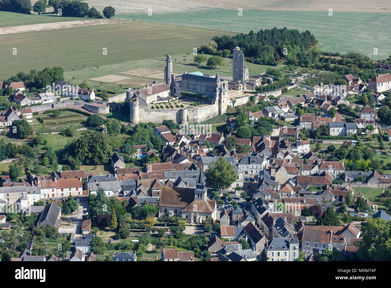 Francia,Indre et Loire,Le Grand Pressigny,il borgo e il castello (vista aerea) Foto Stock