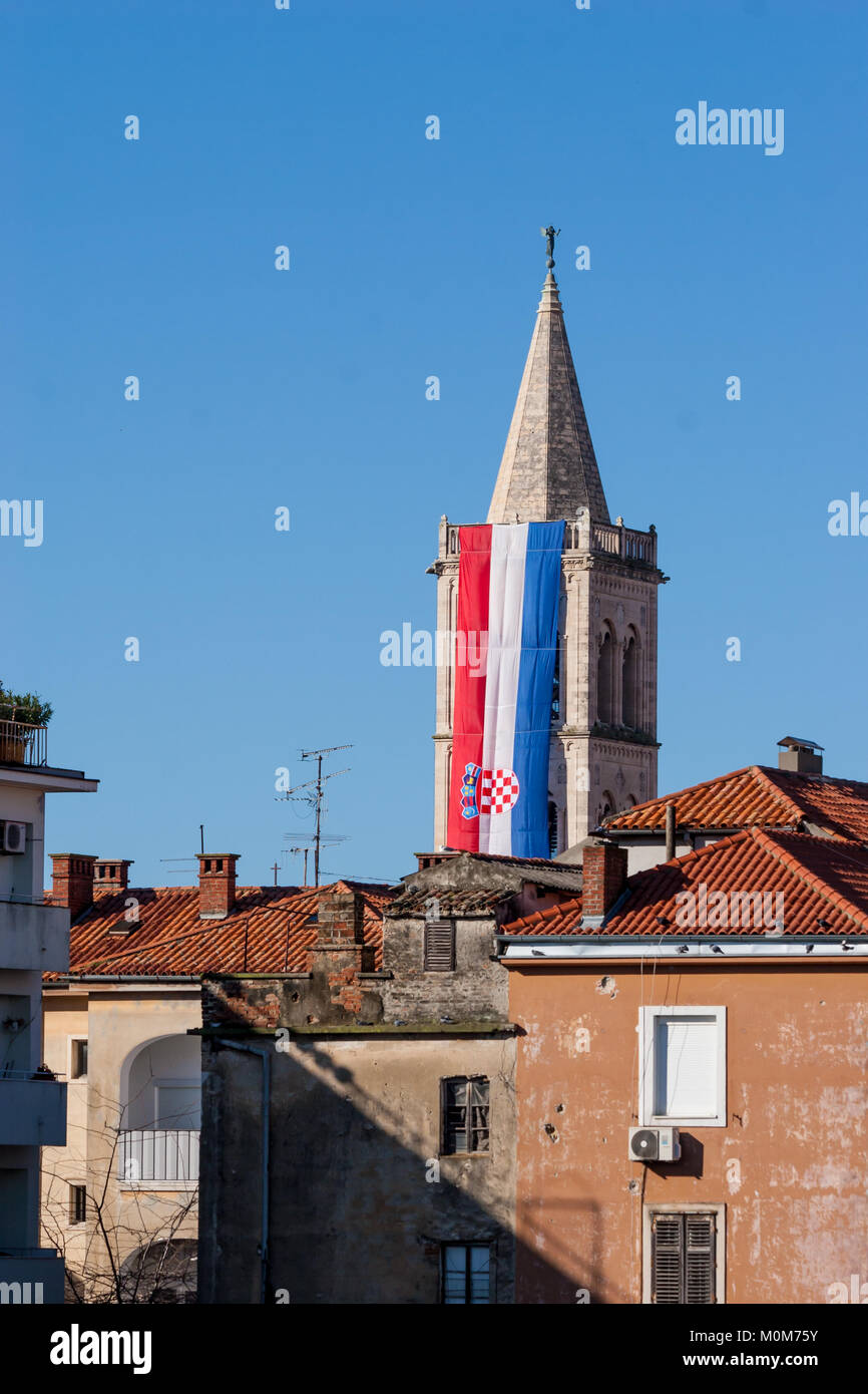 Croatin nazionale bandiera sulla cattedrale in Zadar Foto Stock