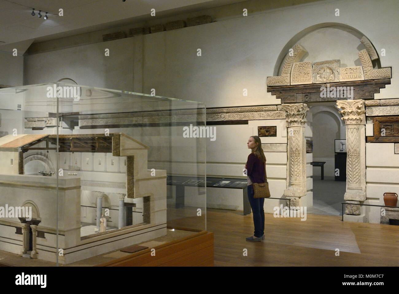 Francia,Parigi,zona elencata come patrimonio mondiale dall UNESCO,museo Louvre,Egitto copto,Baouit (Medio Egitto) chiesa camera. Opere d'arte dal VIth al VIII secolo e moderno modello della chiesa Foto Stock