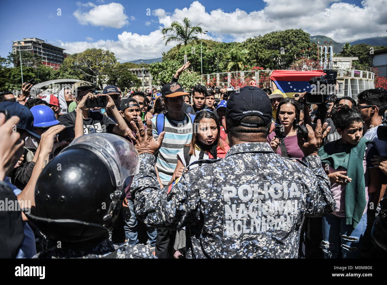 Caracas, Venezuela. Il 22 gennaio, 2018. Manifestanti hanno visto la negoziazione con la polizia.I dimostranti si sono scontrati con le forze di sicurezza nel corso di una protesta presso l' Università Centrale del Venezuela in onore delle persone che hanno perso la vita nelle proteste e nelle mani di Nicolas Maduro il governo. Funzionari del Bolivariana Polizia nazionale non potrebbe mantenere la dimostrazione pacifica e disperso la loro con proiettili di gomma e gas lacrimogeni. Credito: Roman Camacho/SOPA/ZUMA filo/Alamy Live News Foto Stock