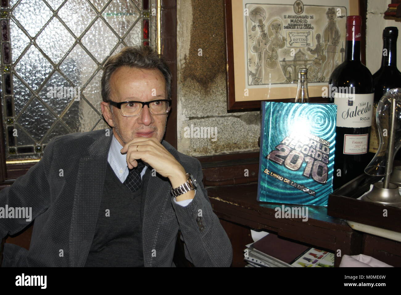 Madrid, Spagna. 15 gennaio, 2018. José González, il proprietario corrente del ristorante Sobrino de Botín, siede accanto a un libro Guinness dei Record mondiali nel centro di Madrid, Spagna, 15 gennaio 2018. González conduce il ristorante dal 1987. La sua famiglia lo acquistò all'inizio degli anni trenta. Il ristorante è stato aperto nel 1725 e possono essere trovati nel Guinness dei Primati come " il ristorante più antico del mondo". Credito: Carola Frentzen/dpa/Alamy Live News Foto Stock