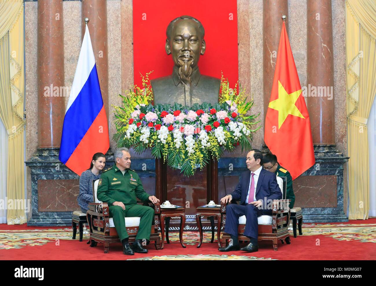 Hanoi, Vietnam. 23 gen 2018. Presidente vietnamita Tran Quang IAM (R) si incontra con i russi in visita il ministro della Difesa Sergei Shoigu ad Hanoi, capitale del Vietnam, 23 gennaio, 2018. Credito: VNA/Xinhua/Alamy Live News Foto Stock