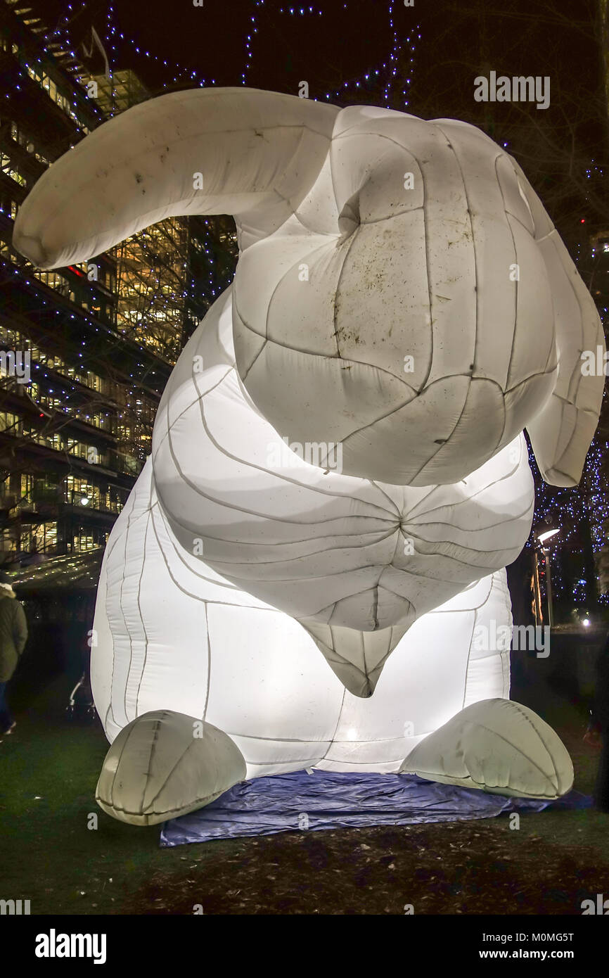 Londra, Regno Unito. Il 22 gennaio, 2018. Gonfiabile conigli bianchi chiamati sconfinare da Amanda Parker mette in evidenza l'Australia è fuori controllo parassiti ma anche tutti l'infanzia di fiabe. Essi sono in mostra presso il Parco del Giubileo per il Canary Wharf Light Festival 2018. Credito: Fawcitt/Alamy Live News Foto Stock