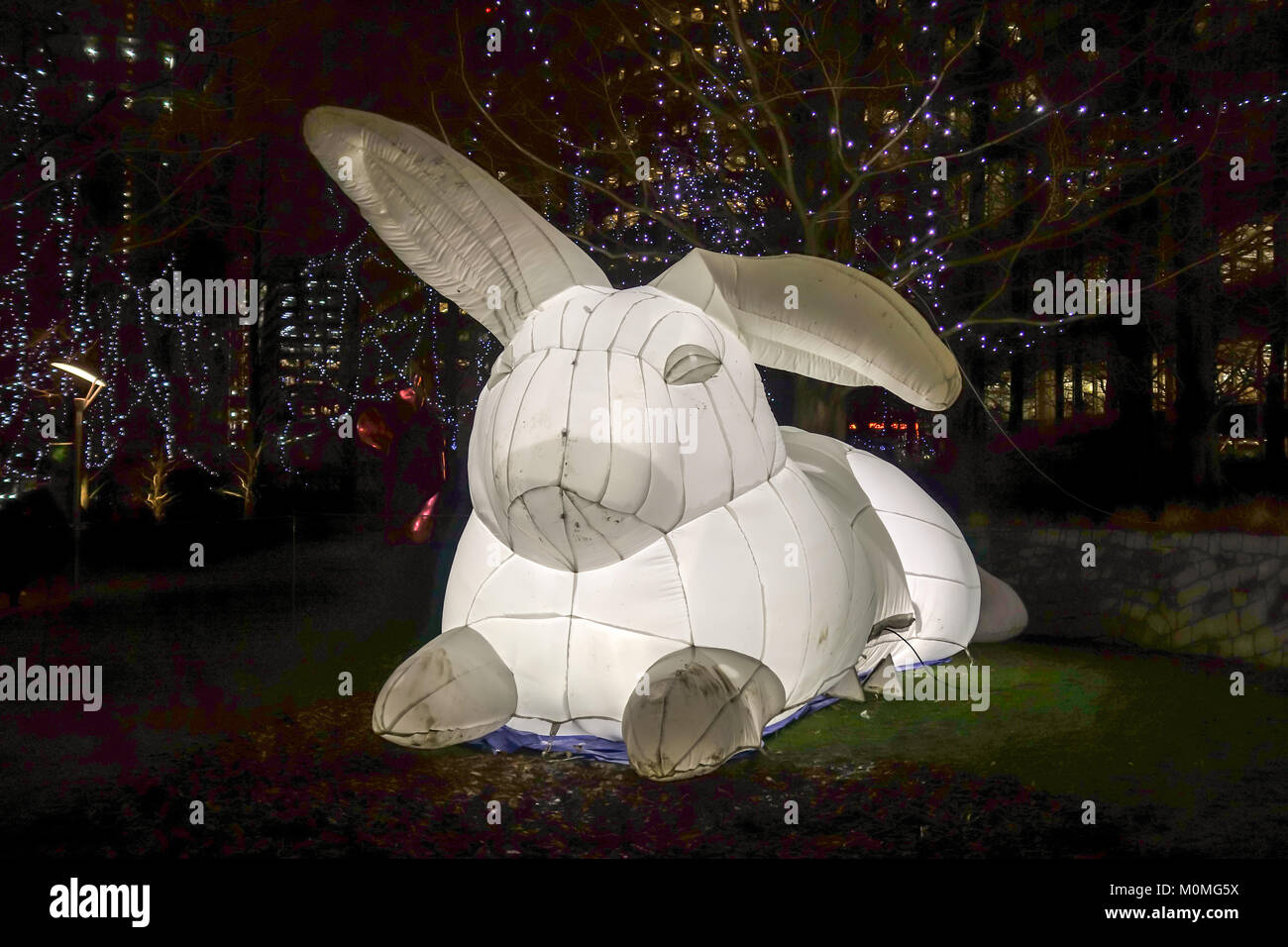 Londra, Regno Unito. Il 22 gennaio, 2018. Gonfiabile conigli bianchi chiamati sconfinare da Amanda Parker mette in evidenza l'Australia è fuori controllo parassiti ma anche tutti l'infanzia di fiabe. Essi sono in mostra presso il Parco del Giubileo per il Canary Wharf Light Festival 2018. Credito: Fawcitt/Alamy Live News Foto Stock