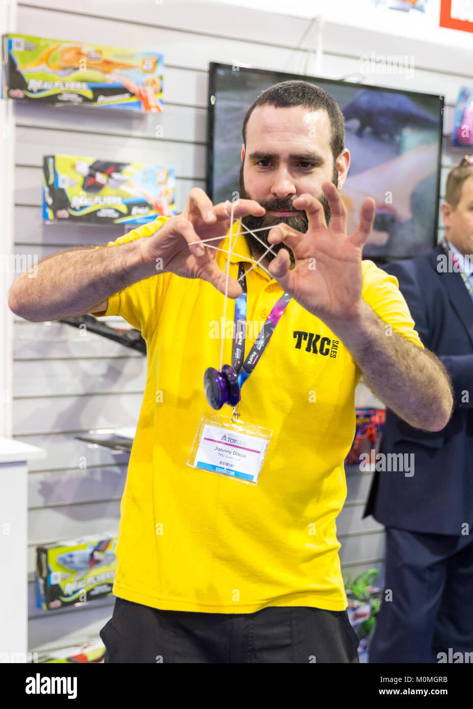 Kensington Olympia, Londra, Regno Unito, 23 gennaio 2018. Un Yomega yo-yo dimostrazione presso il TKC stand. La Toy Fair è il più grande del Regno Unito, giocattolo dedicato, gioco e hobby trade show, con più di 270 aziende espositrici. Si svolge ogni anno a fine gennaio a Kensington Olympia exhibition halls, Londra. Essa corre Jan 23-25. Credito: Imageplotter News e sport/Alamy Live News Foto Stock