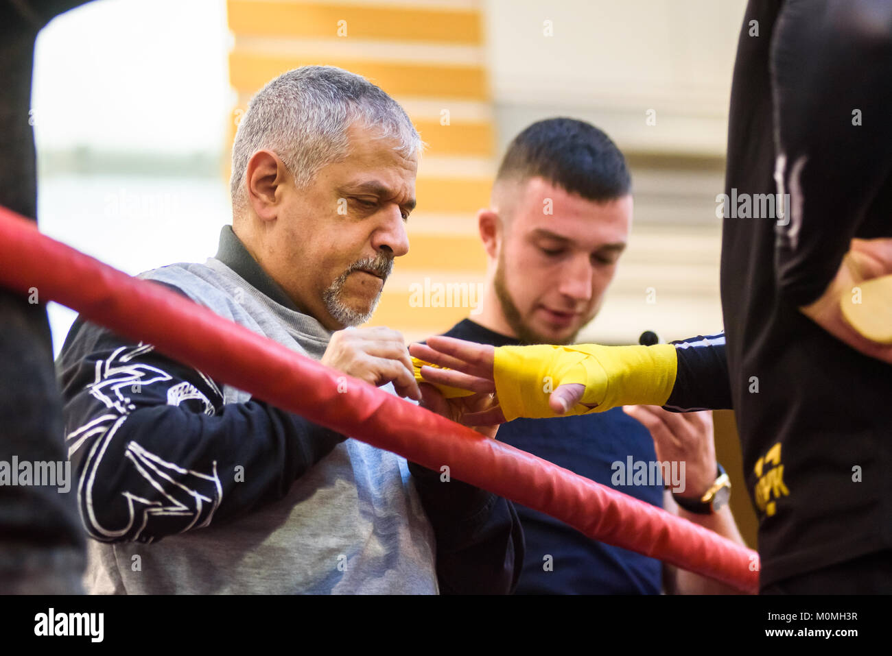 Riga, Lettonia. 23 gen 2018. Pubblica la formazione di inscatolamento (nessun bisogno di foto Pass/accreditamento) prima della World Boxing Super Serie semifinale tra mondo cruiserweight titolare Mairis Briedis e Oleksandr Usyk. Credito: Gints Ivuskans/Alamy Live News Foto Stock