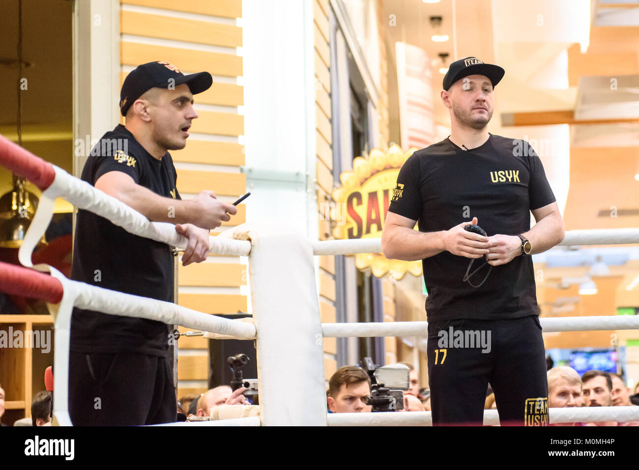 Riga, Lettonia. 23 gen 2018. Pubblica la formazione di inscatolamento (nessun bisogno di foto Pass/accreditamento) prima della World Boxing Super Serie semifinale tra mondo cruiserweight titolare Mairis Briedis e Oleksandr Usyk. Credito: Gints Ivuskans/Alamy Live News Foto Stock