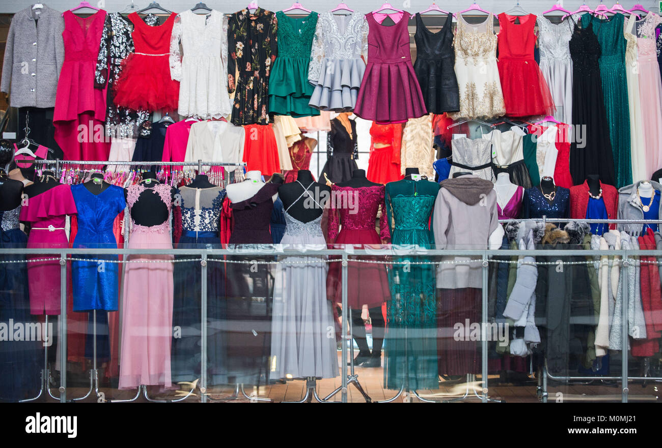 Gdansk, Polonia. 23 gen 2018. Decine di abiti per la vendita sono visti a Hala Targowa in Gdansk. Credito: Omar Marques/SOPA/ZUMA filo/Alamy Live News Foto Stock