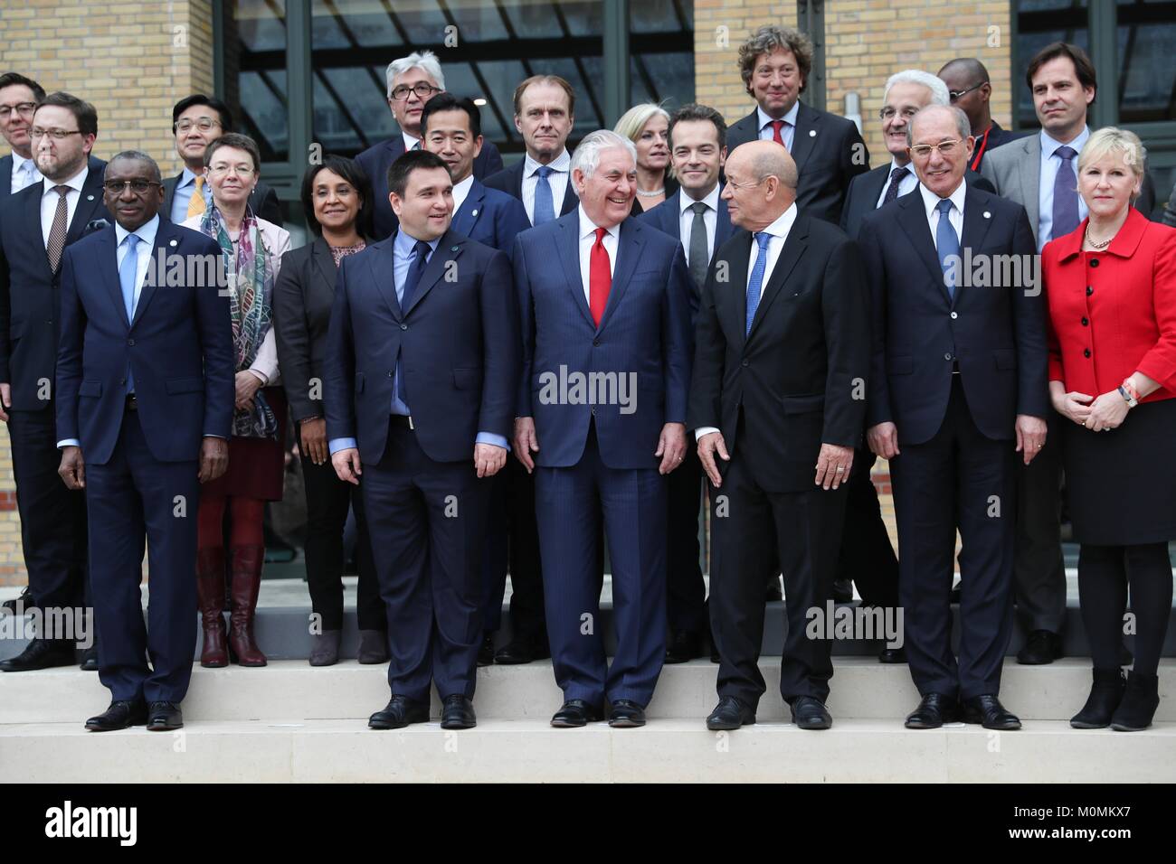 Parigi, Francia. 23 gennaio, 2018. Stati Uniti Il segretario di Stato Rex Tillerson, centro e il Ministro degli esteri francese Jean-Yves Le Drian, centro destra, stand con i delegati per le foto di gruppo al primo Partenariato internazionale contro l'impunità per l uso di armi chimiche Conferenza 23 gennaio 2018 a Parigi, Francia. Credito: Planetpix/Alamy Live News Foto Stock