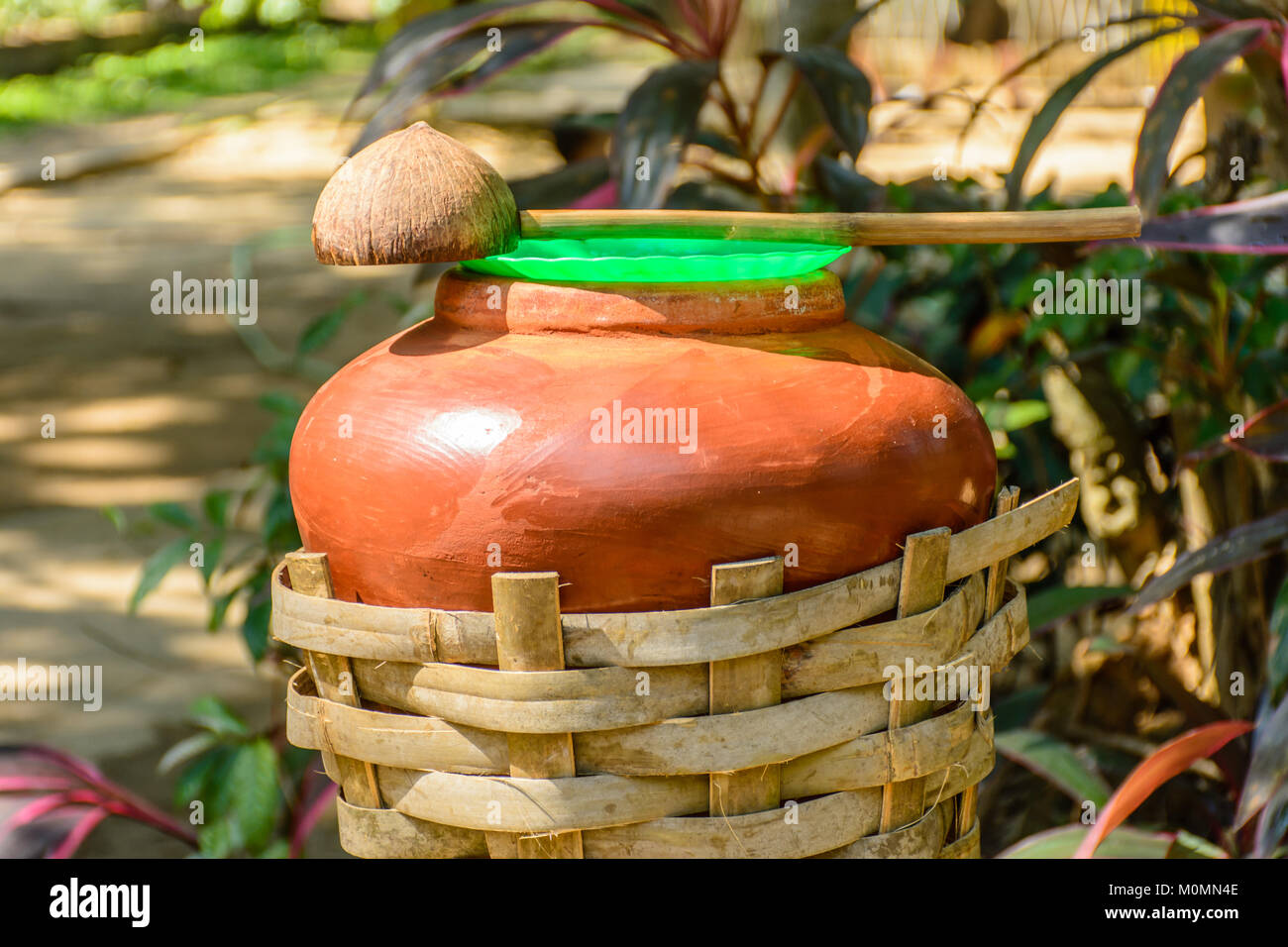 Foto di acqua potabile vaso sul ripiano di bambù, Myanmar cultura Foto Stock