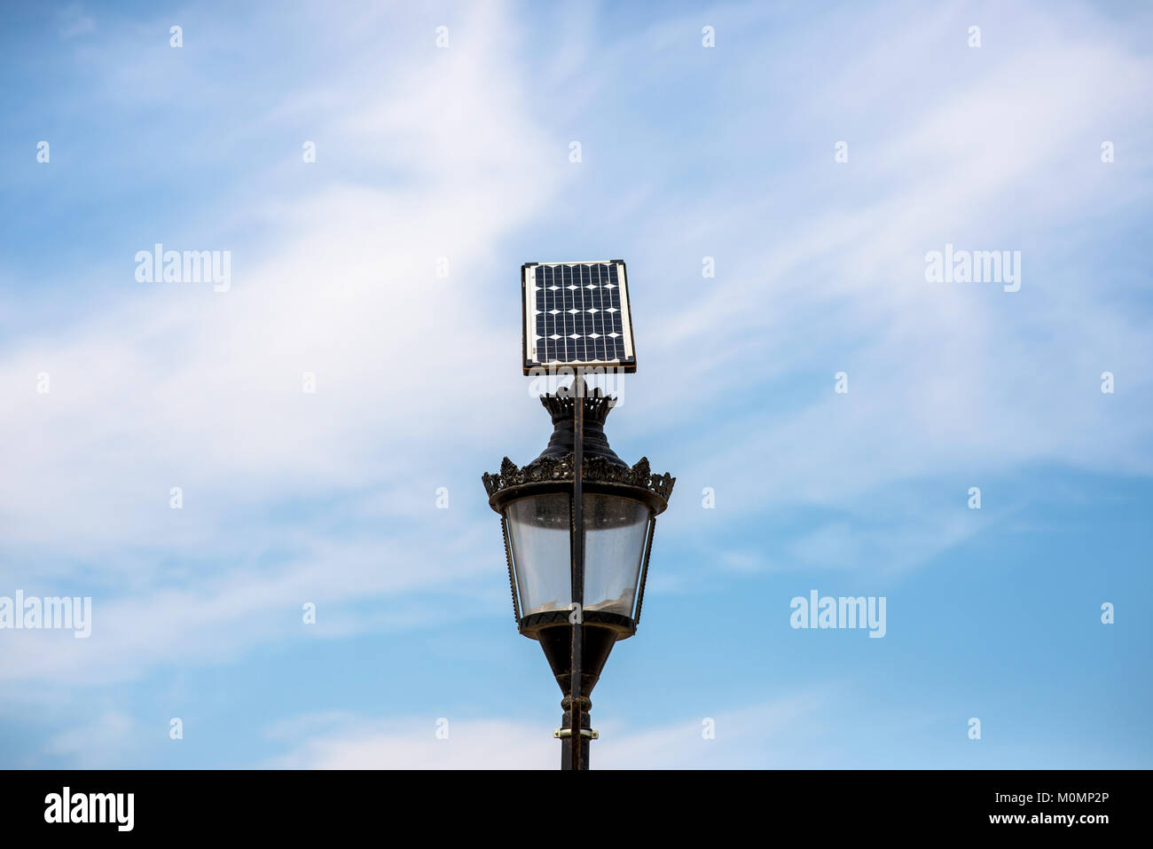 Pannelli solari per la raccolta di energia solare su strada candelabres Foto Stock