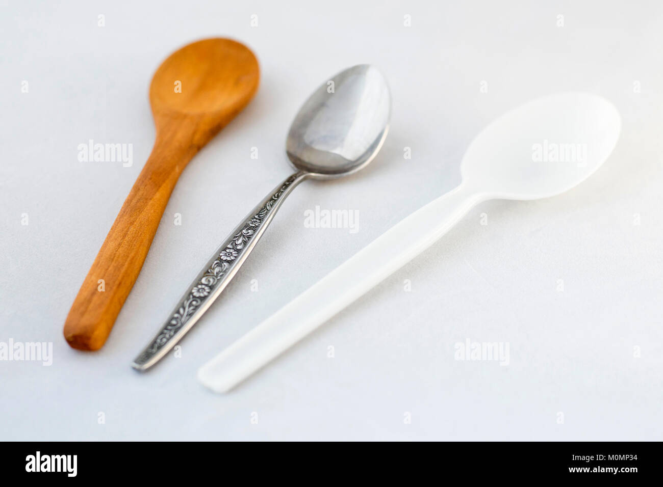 Cucchiaio di legno, plastica cucchiaio e cucchiaino di metallo Foto Stock