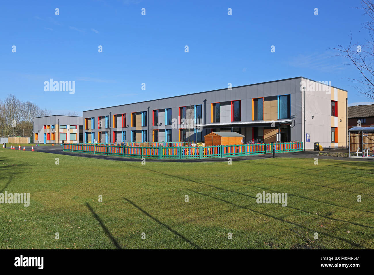 Una nuova scuola primaria a Edgware, a nord di Londra, Regno Unito. Rivestito con architettura dei pannelli di rivestimento presentando vivacemente colorate rivela la finestra. Foto Stock