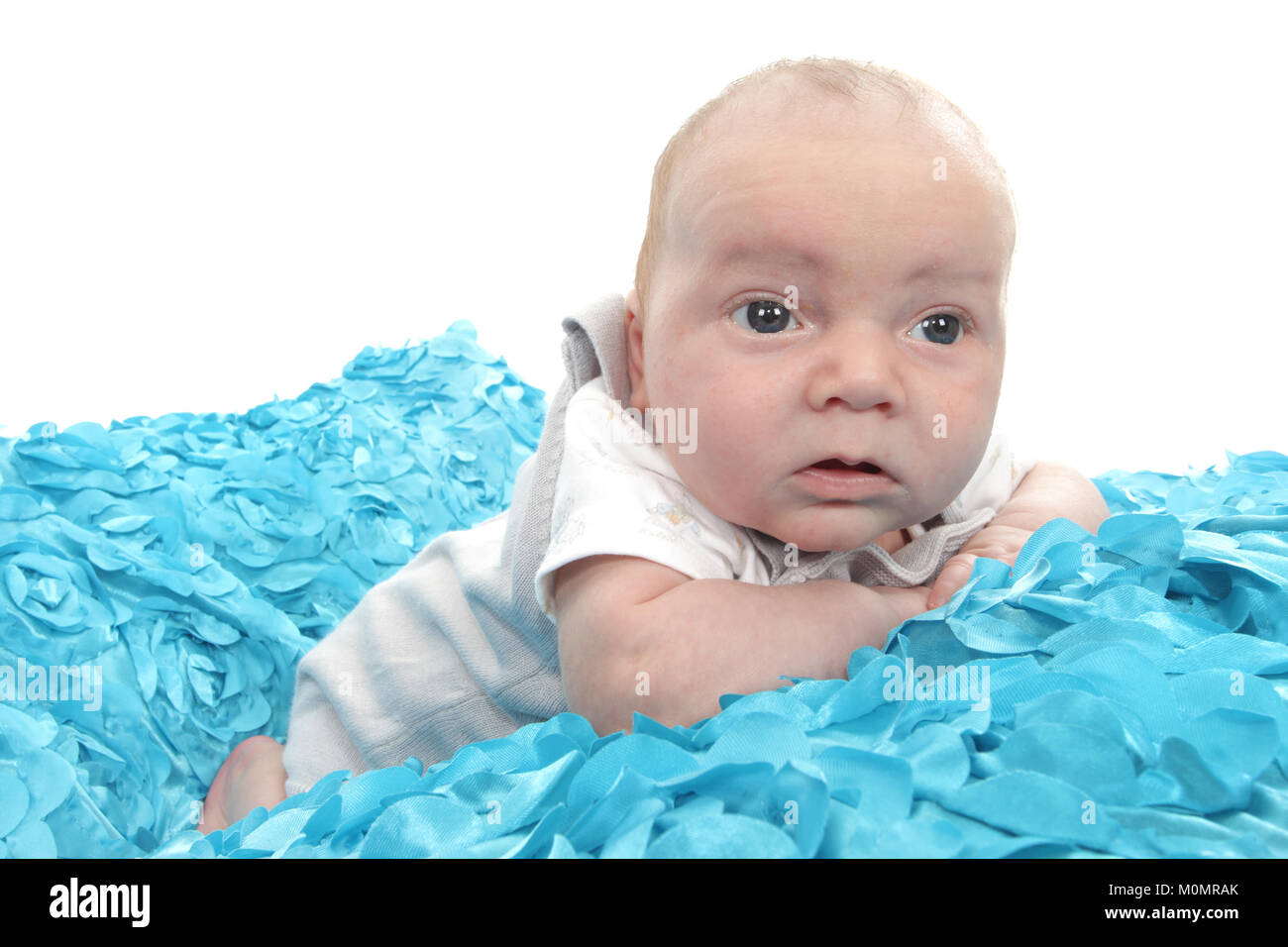 4 settimana di età bambino 1 mese vecchio neonato sulla coperta, soft play  Foto stock - Alamy