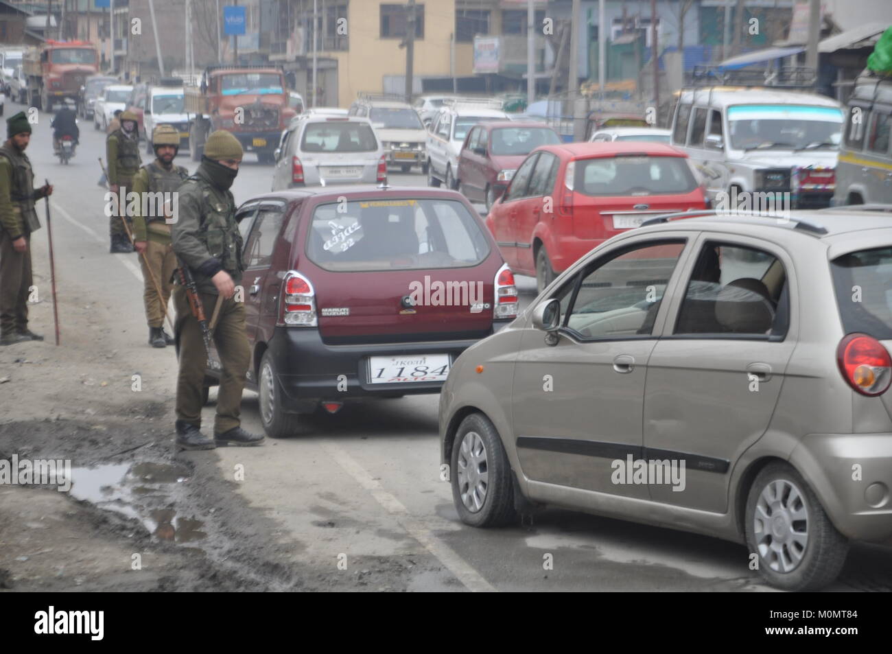 Poliziotti di guardia in Anantnag, Kashmir su gennaio 23, 2018 in anticipo della Repubblica indiana giorno il 26 gennaio. Foto Stock