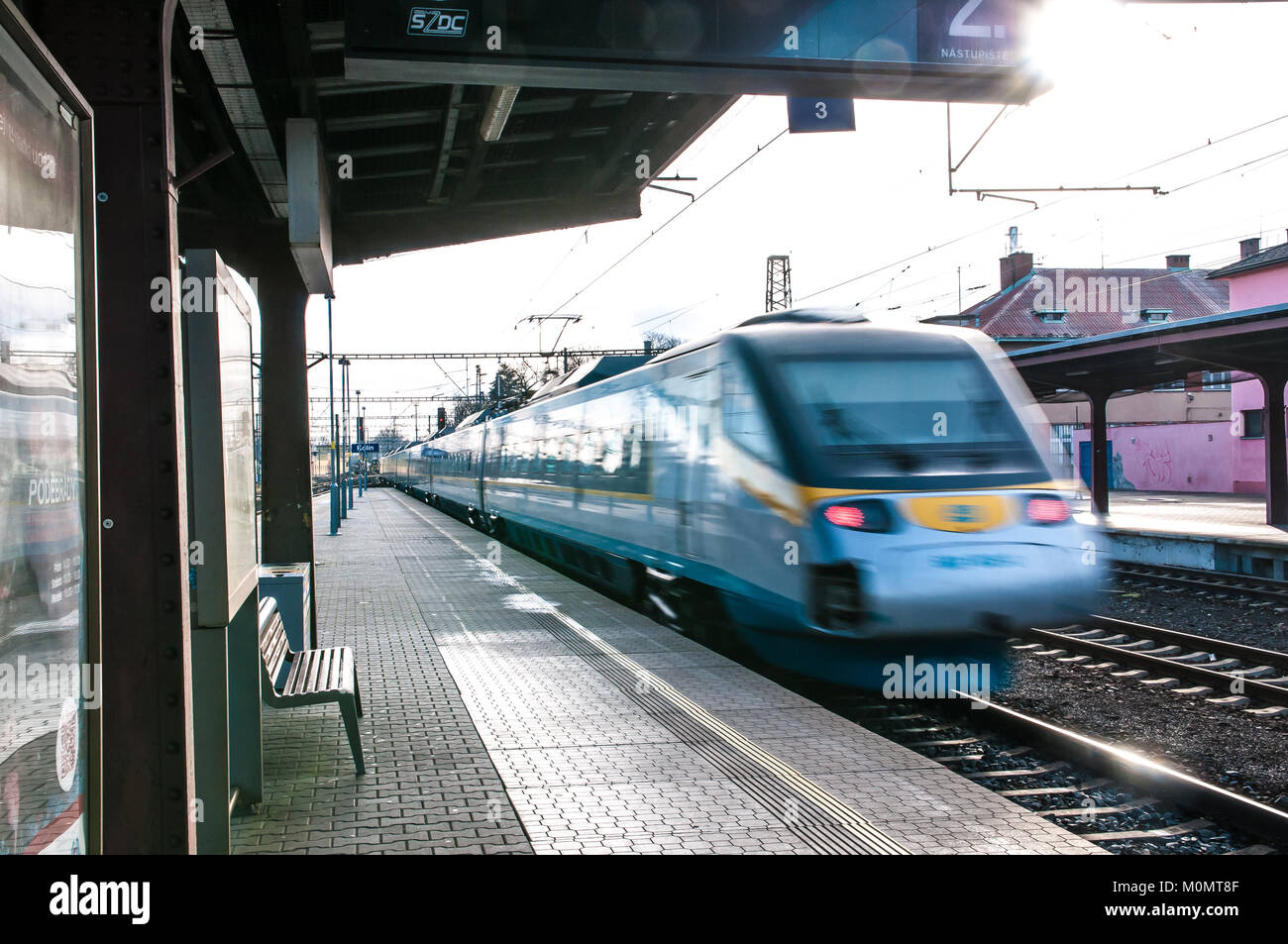 Un treno corre alla stazione, Kolín, Repubblica Ceca, Gennaio 20, 2018 Foto Stock