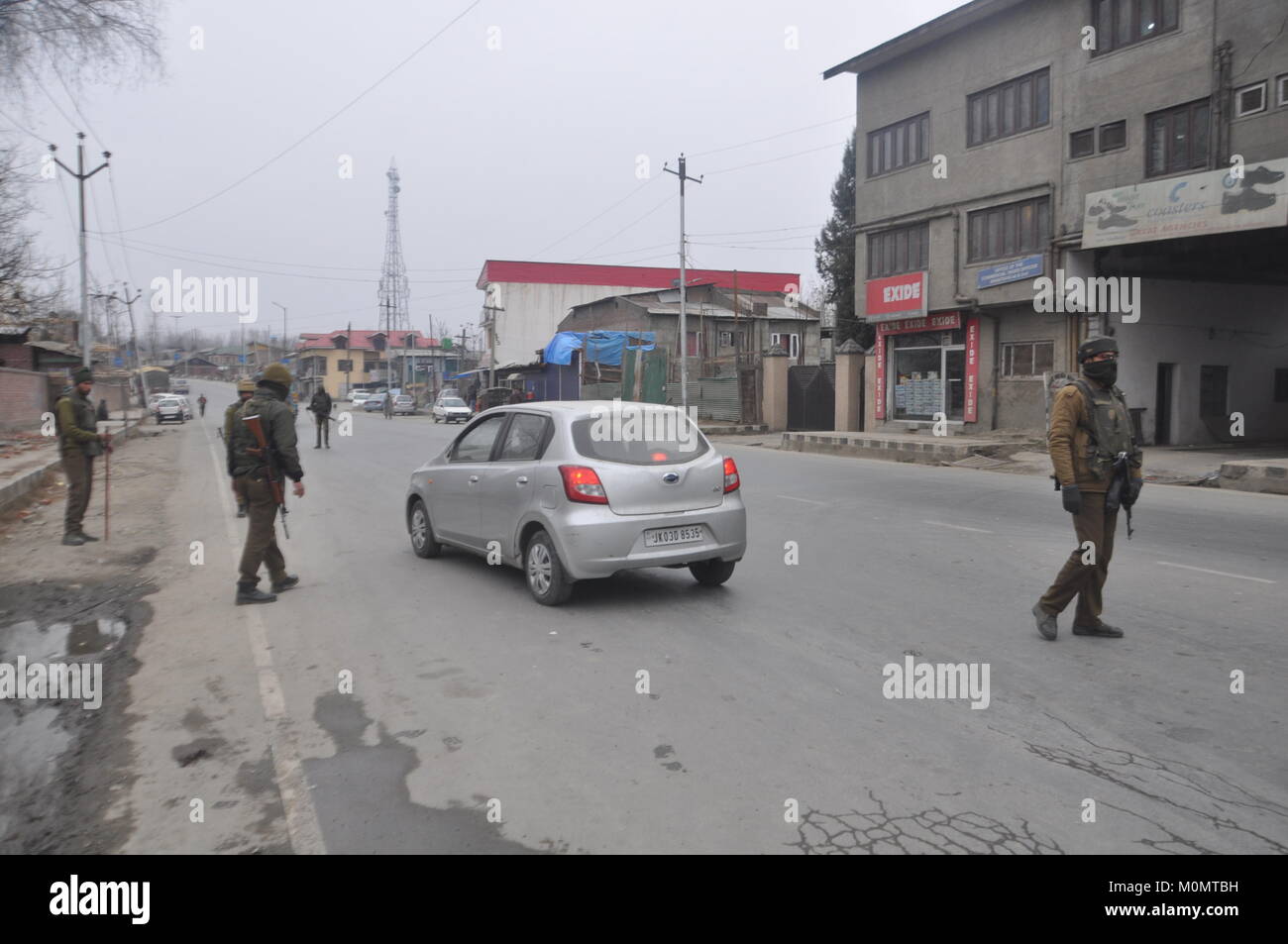 Poliziotti di guardia in Anantnag, Kashmir su gennaio 23, 2018 in anticipo della Repubblica indiana giorno il 26 gennaio. Foto Stock
