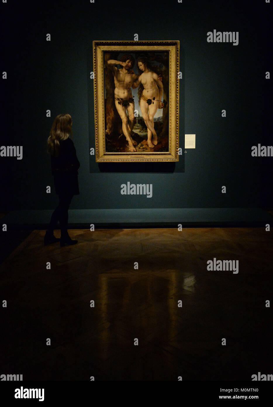 Un visitatore guarda al "Adamo ed Eva" di Jan Gossaert, durante una Premere view per la Charles I: il re e il collettore mostra, presso la Royal Academy of Arts di Londra. Foto Stock