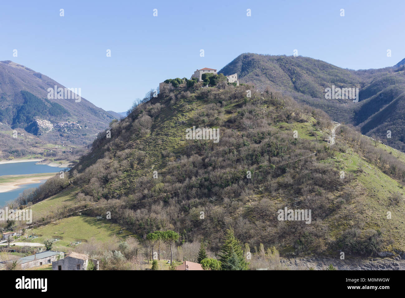 Vista del lago Turano dal villaggio di Castel di Tora. Lazio, Italia. Febbraio 26, 2017 Foto Stock