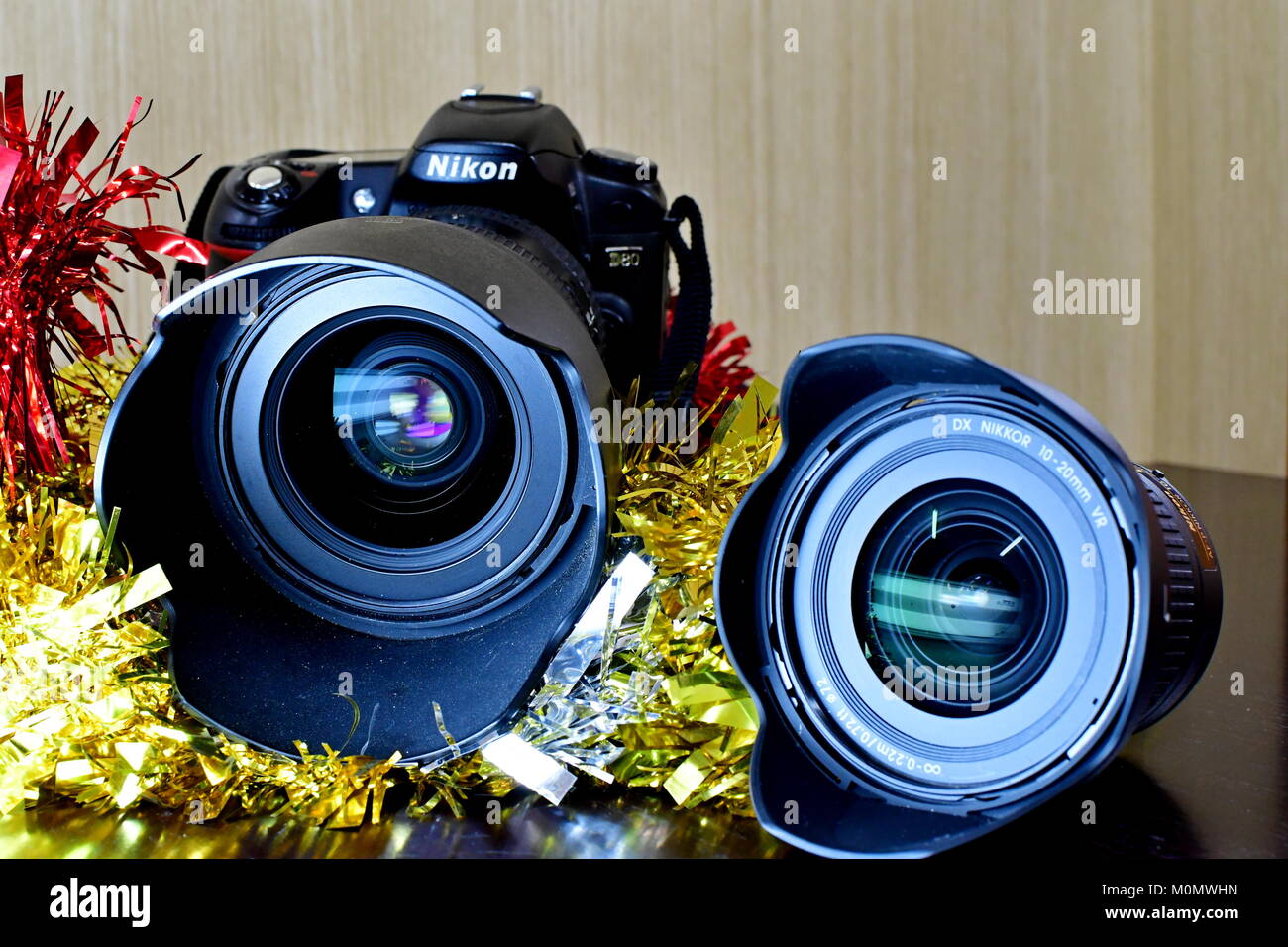DSLR Nikon D80 e battery pack e lenti sul display e le decorazioni di Natale come ben Foto Stock