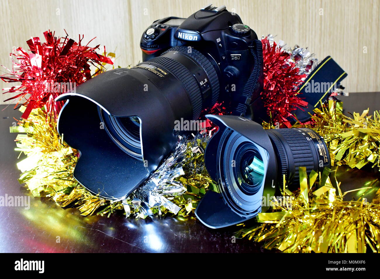 DSLR Nikon D80 e battery pack e lenti sul display e le decorazioni di Natale come ben Foto Stock