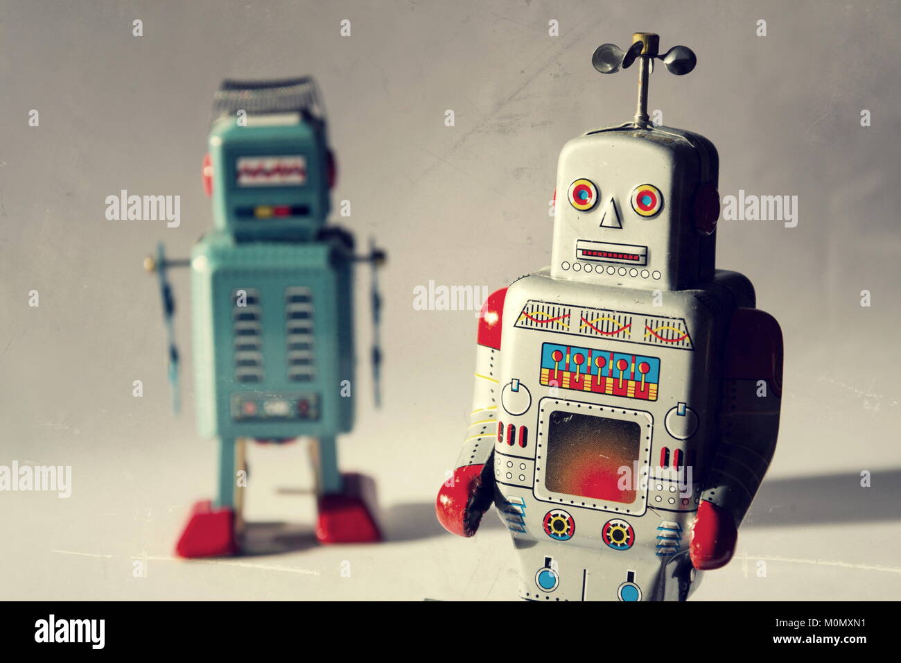 Due vintage tin robot giocattolo, consegna di robotica, l'intelligenza artificiale concept Foto Stock